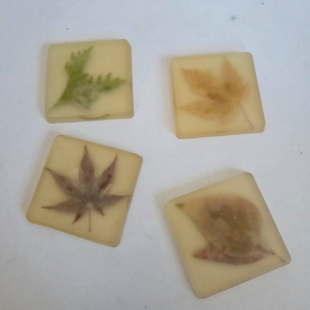 Set of 4 vintage handmade Lucite coasters with dry pressed leaves. - Picture 6 of 8